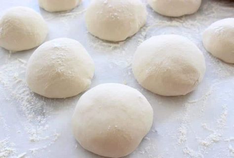 How to Freeze Pizza Dough Rustic Pizza Dough Recipe, Freeze Pizza, Rustic Pizza, Italian Pizza Dough Recipe, Pizza Roll, Pizza Bianca, Domino's Pizza, Best Homemade Pizza, Homemade Pizza Dough