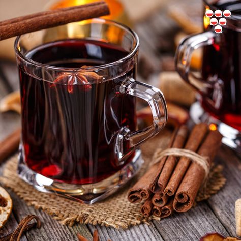 Découvrez l'origine du vin chaud. On vous livre les secrets de cette recette si apréciée en hiver ! Grâce à notre blog, voyez le vin autrement ! Ginger Ale, Moscow Mule Mugs, Liqueur, Chocolate Fondue, Rum, Biscuits, Coco, Nutrition, Drinks