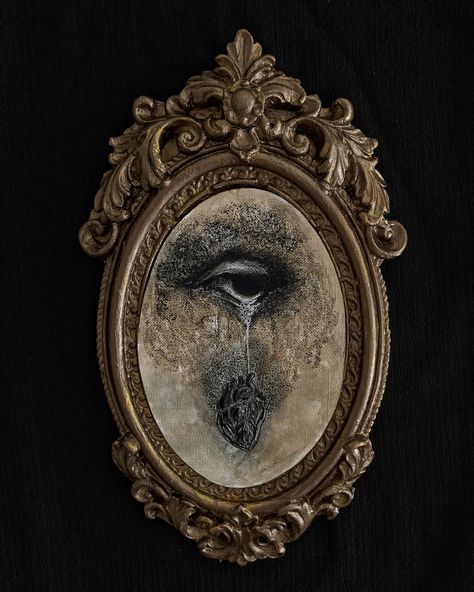 Vintage Mirror Painting, Clay Gothic Crafts, Gregorian Aesthetic, Gothic Picture Frames, Creepy Antiques, Dark Victorian Art, Goth Frame, Gothic Picture Frame, Oddities Art