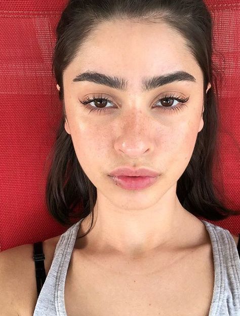 Thick Eyebrows Natural, Thicker Eyebrows Makeup, Strawberry Girl Aesthetic, Square Eyebrows, Thick Eyebrow Shapes, Straight Eyebrows, Freckles Makeup, Bushy Eyebrows, Dark Eyebrows