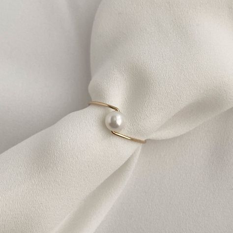 14k Gold Filled Minimal Pearl Ring Dainty Stacking Ring for - Etsy Gold Ring With Pearl, Pearl Ring Design, Pearl Ring Simple, Natural Pearl Ring, Minimal Jewellery, Pearl Rings, Gold Pearl Ring, Minimal Ring, Freshwater Pearl Jewelry