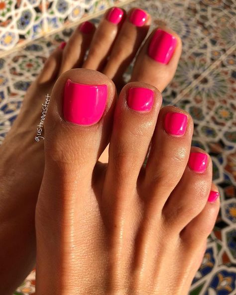 #holidays #italy #sumervibes #pinkpedicure #pedi #ilovemyfeet #perfection #perfectfeet Nails Summer Beach, Toe Nails Summer, Beach Toe Nails, Pink Toe Nails, Pink Pedicure, Press On Toenails, Fake Toenails, Long Toenails, Unghie Sfumate