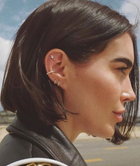 Piercings Locations, Curated Ear Piercing, Ear Piercing Combinations, Ear Lobe Piercings, Curated Ear, Earrings Outfit, Cool Ear Piercings, Cute Ear Piercings, Shoes Outfit Fashion