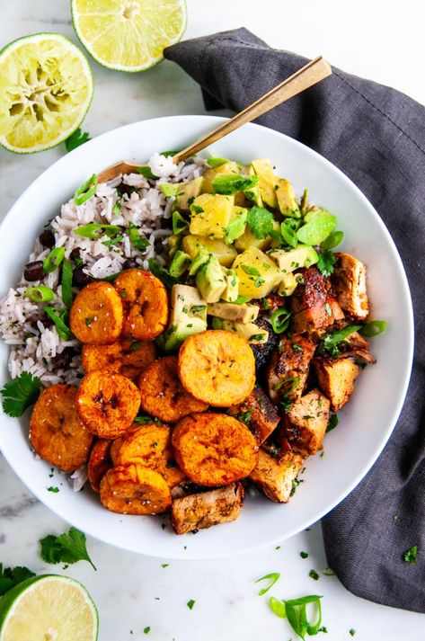 Cuban Chicken Bowls with Fried Plantains - Protein packed, unbelievably flavorful cuban style bowls with mojo sauce marinated chicken, cilantro lime rice and beans, avocado pineapple salsa and homemade fried pepitas! #cuban #chicken #bowls #recipe #rice #beans #cilantro #lime #fried #plantains Chicken Cilantro Lime, Chicken Bowls Recipe, Honduran Food, Mojo Sauce, Chicken Cilantro, Cuban Chicken, Chicken And Avocado, Fried Plantains, Plantain Recipes