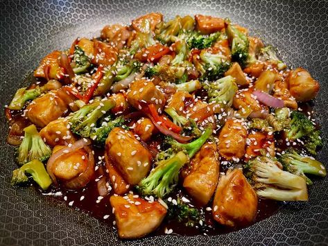 Sesame Chicken with Broccoli Recipe Chicken With Broccoli, Chicken Casseroles, Broccoli Recipe, Sesame Sauce, Fry Recipes, Duck Sauce, Chicken Food, Sesame Chicken, Fresh Broccoli