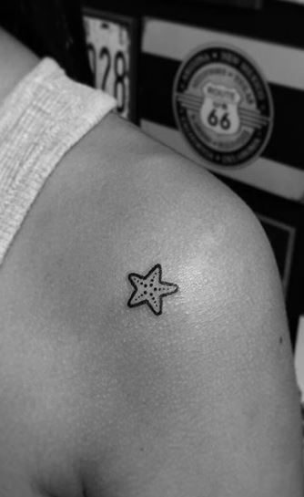 Starfish Finger Tattoo, Holiday Small Tattoos, Minu Tattoo Ideas, 3 Starfish Tattoo, Tiny Sea Animal Tattoo, Shark Tiny Tattoo, Easy Cute Henna Ideas, Mini Holiday Tattoos, Small Ocean Tattoo Ideas Simple