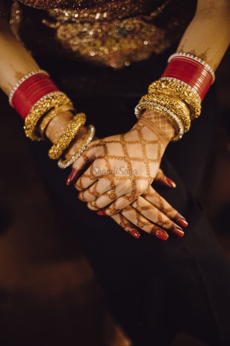 Wedding Chooda Bridal, Bride Chooda, Chooda Designs Brides, Indian Wedding Photography Ideas, Chooda Designs, Bridal Chooda, Wedding Chura, Dapper Grooms, Koffee With Karan