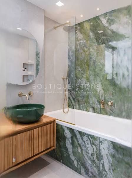 Green Marble Bathroom, Best Bathroom Paint Colors, Porcelain Tile Bathroom, Porcelain Bathroom, Marble Tile Bathroom, White Marble Bathrooms, Bathroom Design Layout, Bathroom Paint, Bathroom Color Schemes