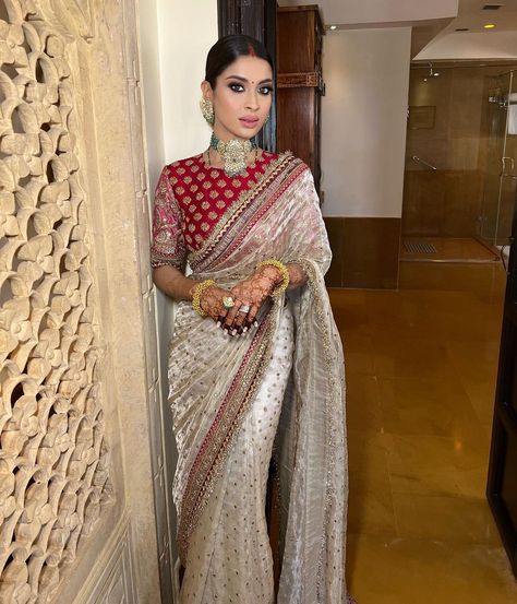 Samaira Sandhu on Instagram: “Makeup @samairasandhu Outfit @sabyasachiofficial Jewellery @neelkanthjewellery” Latest Bridal Lehenga Designs, Reception Saree, Latest Bridal Lehenga, Simple Saree Designs, Indian Bride Outfits, Fashionable Saree Blouse Designs, Fancy Sarees Party Wear, Indian Fashion Saree, Saree Designs Party Wear