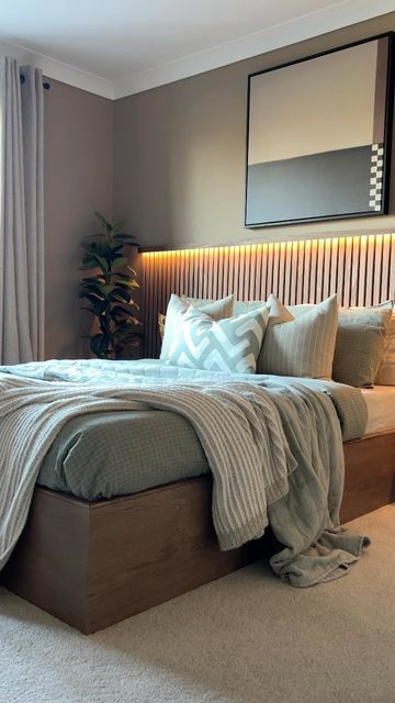 Wooden Wall Panelling, Wood Panel Bedroom, Hotel Headboard, Headboard Makeover, Headboard Alternative, Wood Panelling, Luxe Bedroom, Wall Panels Bedroom, Slatted Headboard