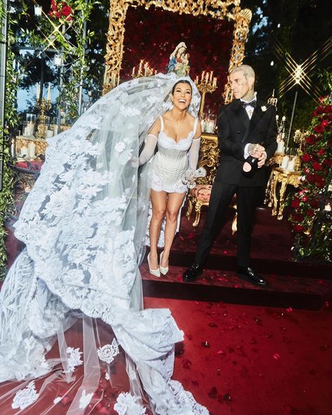 Kourtney Kardashian Wedding, Kim Kardashian Wedding Dress, Kardashian Wedding, Kim Kardashian Wedding, Estilo Kardashian, Iconic Weddings, Celebrity Wedding Dresses, Ellen Von Unwerth, Travis Barker