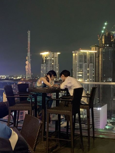 Korean Couple Restaurant Date, Couple Date Restaurant, Dinner Couple Aesthetic, Couple In Restaurant Aesthetic, Chinese Couple Aesthetic, Japanese Couple Aesthetic, Couple Restaurant Date, Korean Couples Aesthetics, Restaurant Date Aesthetic