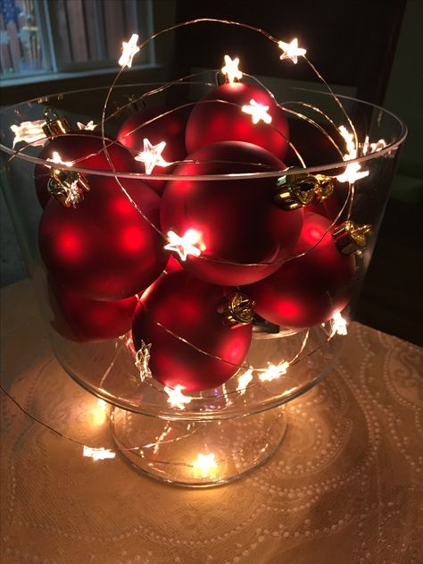 Trifle dish, leftover ornaments, LED lights makes a festive centerpiece. Christmas Centerpieces Cheap, Red Christmas Ornaments, Christmas Vases, Christmas Table Centerpieces, Christmas Centerpieces Diy, Fun Christmas Decorations, Cheap Christmas, Trifle, Christmas Centerpieces