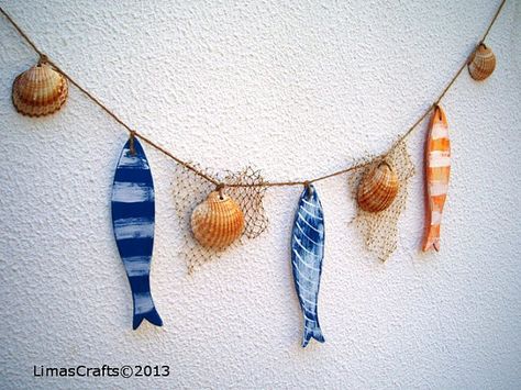 fish garland Fishing Christmas Tree, Nautical Bunting, Seashell Garland, Maritime Decor, Fishing Christmas, Nautical Party, Wooden Fish, Colorful Fish, Sea Creatures