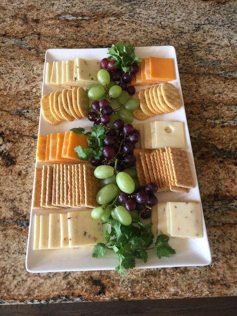 Charcuterie Board Meats, Fruit Platter Designs, Cheese And Crackers, Decorações Com Comidas, Party Food Buffet, Charcuterie Inspiration, Party Food Platters, Charcuterie Recipes, Recipes Appetizers And Snacks