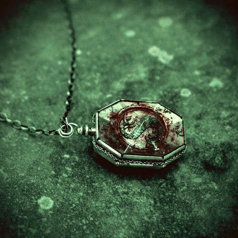 Slytherin Necklace Aesthetic, Slytherin Necklace, Slytherin Locket, Necklace Aesthetic, Slytherin Aesthetic, Locket, Arrow Necklace, Diamond Necklace, Harry Potter