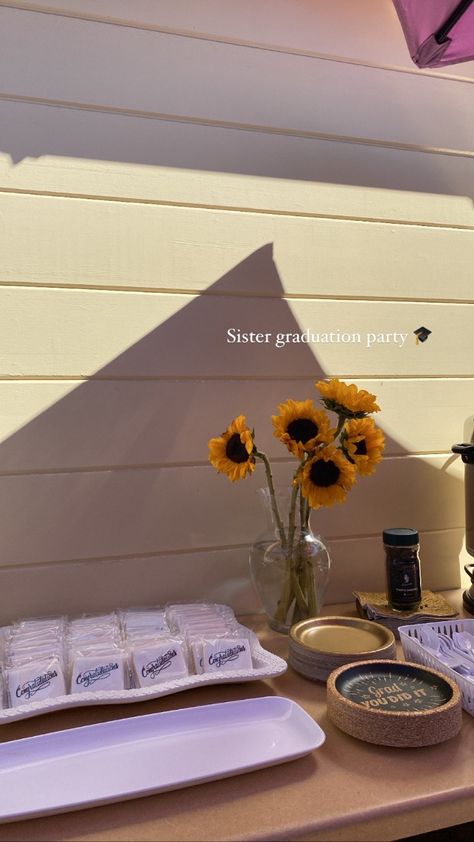 Yellow Grad Party, Graduation Party Aesthetic, Sunflower Graduation Party, Grad Party Aesthetic, Graduation Party Ideas Aesthetic, Aesthetic Graduation Party, Yellow Graduation Party, Grad Party Theme, Senior Graduation Party