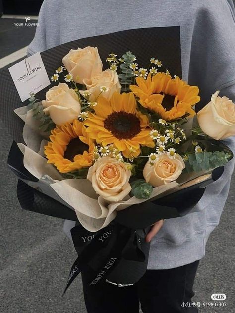 Birthday Flowers Bouquet For Men, Sunflower Bouquet Aesthetic, Bouquet For Teacher, Sunflower Bouquet Gift, Sunflower And Rose Bouquet, Man Bouquet, Graduation Bouquet, Birthday Flowers Bouquet, Diy Bouquet Wrap