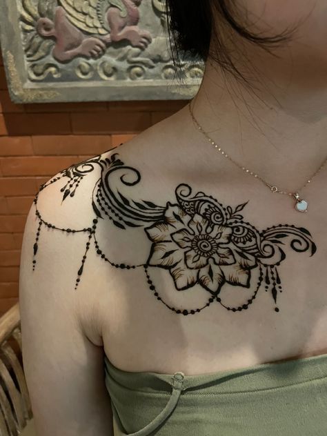 Shoulder Mehndi Designs, Henna On Shoulder, Shoulder Henna, Henna Inspo, Hijab Dress Party, Henna Tattoo Hand, Henna Tattoo Designs Hand, Henna Style, Aesthetic Captions