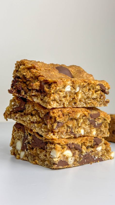 Delicious and Healthy Oatmeal Bars! Perfec afternoon snack, easily customizable recipe Oatmeal Snack Bars, Healthy Oatmeal Bars, Oatmeal Snacks, Oatmeal Bars Healthy, Oatmeal Dessert, Oatmeal Bar, Oatmeal Bars Recipes, Healthy Dessert Options, Cinnamon Oatmeal