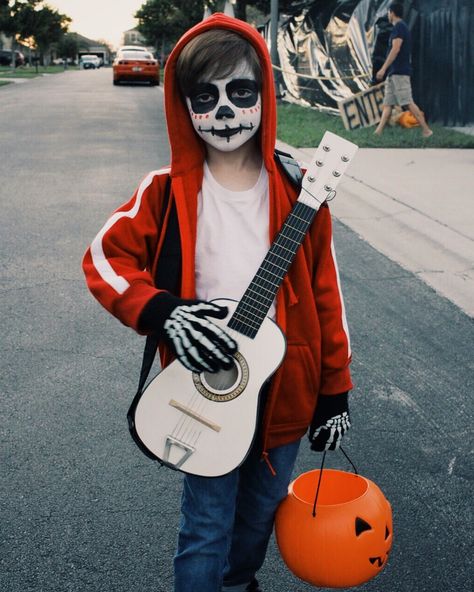 Coco Costume, Halloween Makeup For Kids, Coco Movie, Creepy Halloween Costumes, Disney Coco, Movie Halloween Costumes, Halloween Infantil, Skeleton Makeup, Diy Halloween Costumes For Kids