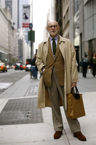 Tan jacket, light blue shirt, green tie with yellow stripes, tan pants Bruce Boyer, Writer Aesthetic, Fashion Writer, Ageing Gracefully, Older Mens Fashion, The Sartorialist, Older Man, Gary Cooper, Ivy Style