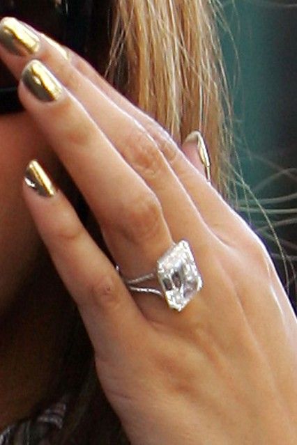 Beyoncé's 18ct emerald cut engagement ring. Beyonce Wedding Ring, Beyonce Engagement Ring, Large Wedding Rings, Large Engagement Rings, Celebrity Rings, Lorraine Schwartz, Engagement Ring On Hand, Gothic Engagement Ring, Big Engagement Rings