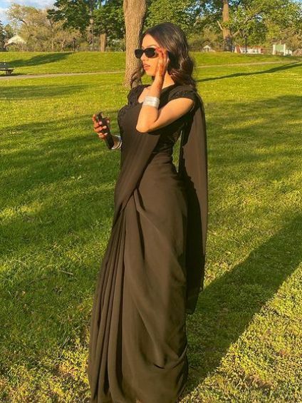 Black Saree For Farewell School, Black Lehenga With Red Dupatta, Full Body Cover Outfits, Farewell Party Outfit, Saree Asthetics, Western Saree, Farewell Sarees School Aesthetic, Farewell Aesthetic, Saree Aesthetic Poses