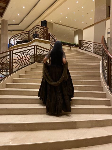 Stair case long gown aesthetic pose Photography Poses In Long Skirt, Long Gown Pose Ideas, Turtle Neck Gown, Stairs Photoshoot, Diwali Poses, Long Skirt Aesthetic, Skirt Pic, Gown Aesthetic, Group Picture Poses