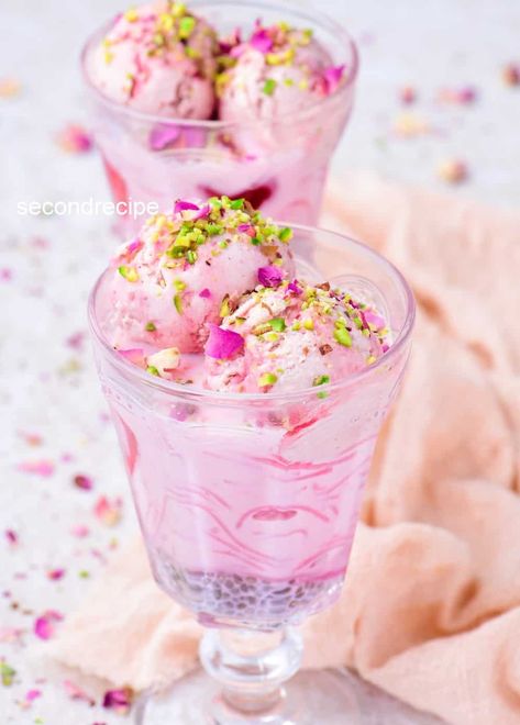 Arabian Dessert, Kulfi Falooda, Fusion Desserts, Rose Food, Falooda Recipe, Floral Food, Rose Syrup, Pink Dessert, Aloo Tikki