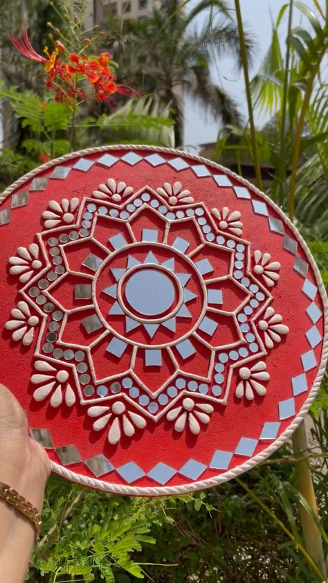 Insta: Craftbecho
 • www.craftbecho.com Lippan Art Circle Mirror, Lipton Art On Wall, Lippen Art Work On Wall, Lippan Art Easy Circle, Simple Lippan Art Circle, Easy Lippan Art Design, Clay Mandala Art, Lippon Art Designs Round, Round Lippan Art