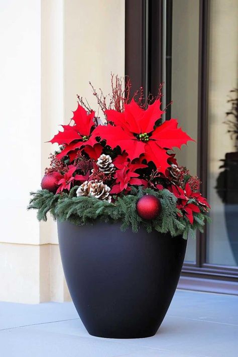 Flower Pot Christmas Decorations, Christmas Planter Ideas, Diy Christmas Porch Decor, Holiday Planters, Winter Planters, Christmas Planter, Outdoor Look, Holiday Planter, Winter Arrangements