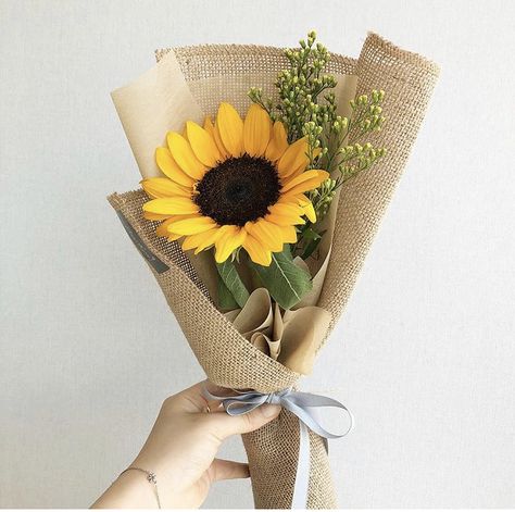 One Sunflower Bouquet, Single Sunflower Bouquet, Single Flower Arrangements, Mini Sunflower Bouquet, Sunflower Wrapping, Single Flower Bouquet, Birthday Flowers Bouquet, Diy Bouquet Wrap, Mini Sunflowers