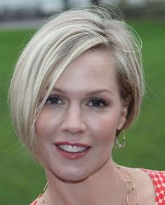 Impressive Short Lay Short Hair Jennie, Jennie Short Hair, Jenny Garth, Hair Styles For Short Hair, Styles For Short Hair, Jennie Garth, Meagan Good, Layered Bob Haircuts, Layered Hairstyles