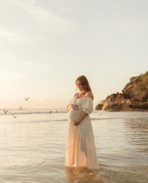 Boho Beach Maternity Photos, Ocean Maternity Photos, Pregnant Photoshoot Beach, Artsy Maternity Photos, Maternity Pictures Beach, Vintage Maternity Photos, Pregnancy Photoshoot Beach, Maternity Shoot Beach, Beach Maternity Pictures