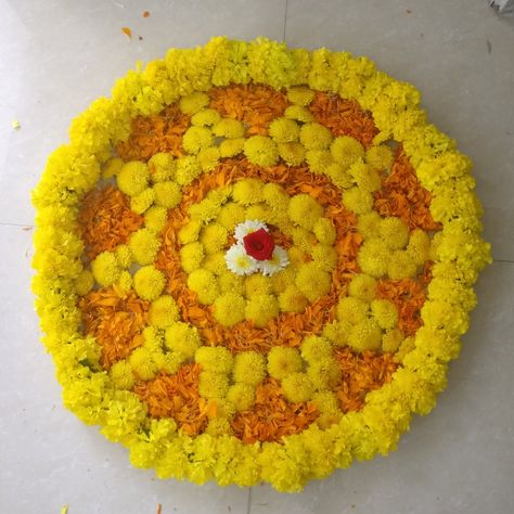 This Diwali use fresh flowers to create an beautiful Rangoli .I have used fresh Yellow and Orange marigold flowers to create thos Rangoli you can even use Asters and Rose petals too. Rangoli With Marigold Flowers, Yellow And Orange Flower Rangoli, Rangoli With Flowers Petals Easy, Yellow Rangoli, Marigold Flower Rangoli, Orange Marigold, Marigold Flowers, Decor 2023, Lehenga Designs Simple