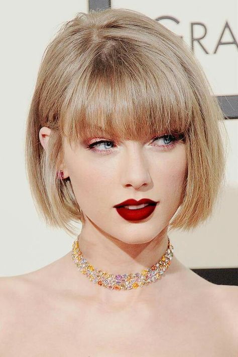 Taylor Swift. Short Bob Hair. Taylor Swift With Short Hair, Taylor Swift Bangs Haircut, Hairstyles Taylor Swift, Taylor Swift Bob With Bangs, Taylor Short Hair, Taylor Bleached Hair, Taylor Swift Short Hair, Taylor Swift Bob, Taylor Swift Bangs