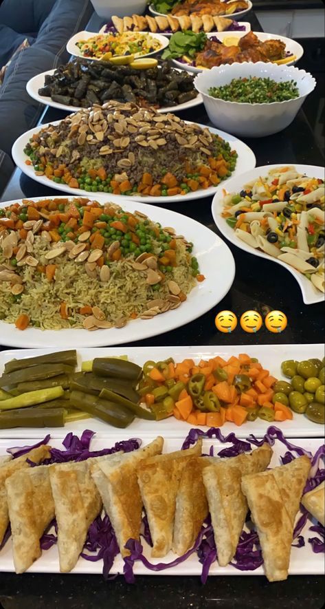 Arab Food Aethstetic, Arabic Food Photography, Arab Dinner, Lebanese Aesthetic, Arabic Dinner, Iraqi Wedding, Lebanese Dinner, Arabian Aesthetic, Afghanistan Food