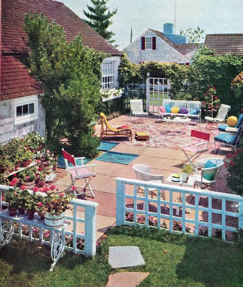 70s Backyard Aesthetic, Retro Backyard Ideas, Backyard Dividers, Vintage Backyard Ideas, Retro Outdoor Decor, Retro Outdoor Furniture, 60s Backyard, 1960s Backyard, 70s Backyard