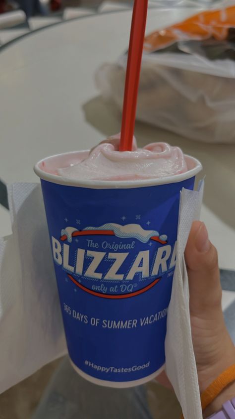 #helado #dairy_queen #compras Blizzard Dairy Queen, Dairy Queen Blizzard, Wendys Frosty, Chocolate Fountain, Dairy Queen, Dairy, Sparkle, Queen, Quick Saves