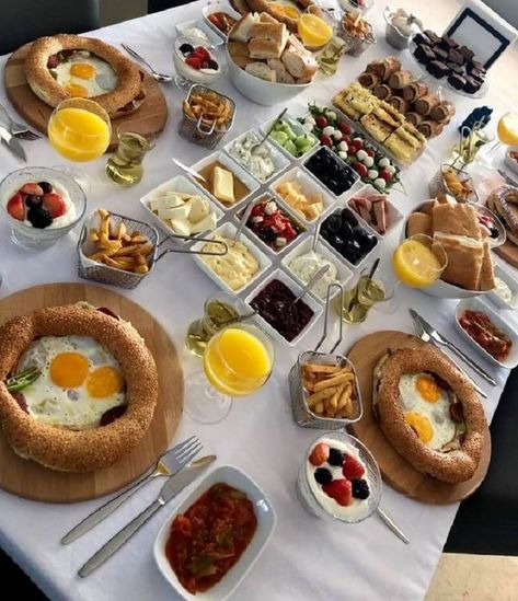 Turkish Breakfast Traditional, Turkish Breakfast Ideas, Appliances Garage, Food Turkish, Table Breakfast, Turkish Breakfast, Breakfast Platter, Food Buffet, Yogurt Breakfast