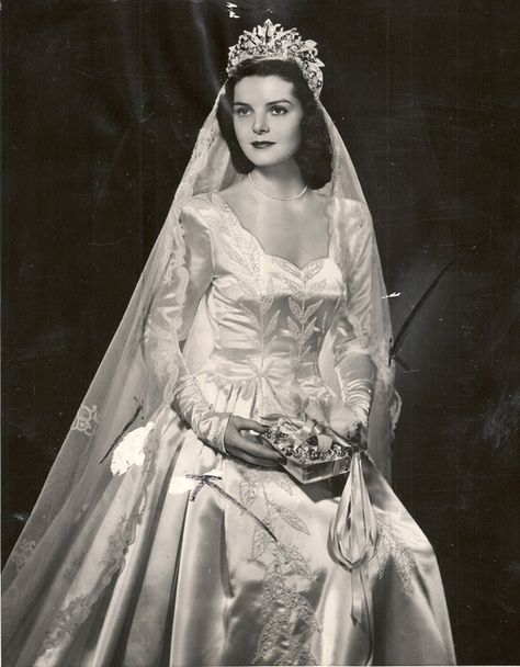 1940's bride. Beautiful tiara and veil www.virginiajustermarriagecelebrantgympie.com Look Gatsby, 1940s Wedding, Chic Vintage Brides, Vintage Wedding Photos, Antique Wedding, Wedding Gowns Vintage, Vintage Gowns, A Wedding Dress, Vintage Bride