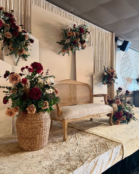 A combination of fresh and silk florals is always a great option for large scale events! For this event we did fresh centrepieces for the tables and silk florals for the backdrop. This way the client got to experience both elements without having to compromise on one! If you’re interested in florals for your event, but don’t know what questions to ask - email us to get started! Planning and Decor: @bycuratedevents Florals: @finaltouchesyeg Website⇣ www.finaltouches.ca To book an appointme... Henna Decoration Ideas Decor, Reception Backdrop, Wedding Background Decoration, What Questions, Gold Backdrop, Mehndi Decor, Silk Florals, Indian Wedding Inspiration, Tent Decorations