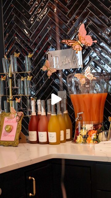 Lakeishea Drayton on Instagram: "Hey DIY mama I know y’all are already planning those Summer Parties! Comment DRINK UP and I’ll send you everything I used in this video to create your own. Having a cocktail station at your party not only gives you another place to be creative with your party theme, but if your on a budget can help you save money on having to buy a ton of bottles or have a bartender. I love that you can get as creative as you want. You can have as many drink options as you want. It can be set it up on a bar, table, or island like I did. I would recommend giving your drink(s) a name and having the color match the party design. This idea can be used for both cocktails and mocktails. Be sure to save this post for your next event and share with a friend in need.   Happy Saturda Drink Station At Wedding, Drink Corner Party, Self Serve Alcohol Bar Party, Wedding Drink Bar Station, Drink Fountain Ideas, Drink Buffet Beverage Stations, Bar Grand Opening Ideas, Diy Mimosa Bar Drink Stations, Bar Setup For Party Cocktails