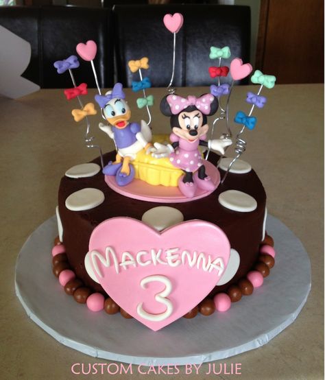 I like this bowtique cake! Daisy Pool Party, Birthday Cake 23, Duck Birthday Cake, Daisy Duck Cake, Daisy Duck Birthday, Daisy Duck Party, Minnie Mouse And Daisy Duck, Pool Party Cakes, Duck Cake