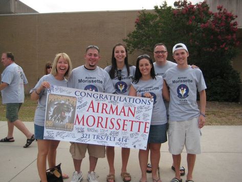 Banners & Signs ~ Everything you need to show support for your Airman at Graduation! #basictraining #airforce http://afwm.org/pre-grad/banners-signs/ Air Force Graduation Banner Ideas, Airforce Bmt, Air Force Boot Camp, Grad Signs, Basic Training Letters, Graduation Posters, Military Homecoming Signs, Basic Training Graduation, Soldier Care Packages