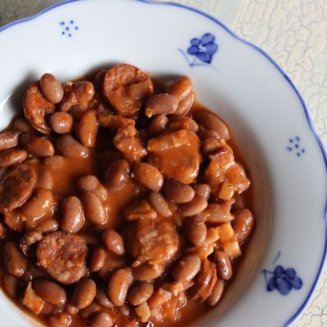 Portuguese Baked Beans Recipe, Portuguese Beans Recipes, Portuguese Baked Beans, Portuguese Sausage Recipe Dinners, Portuguese Beans With Linguica, Portuguese Linguica Recipes, Linguica Sausage Recipes, Portuguese Recipes Dinner, Recipes With Linguica Sausage