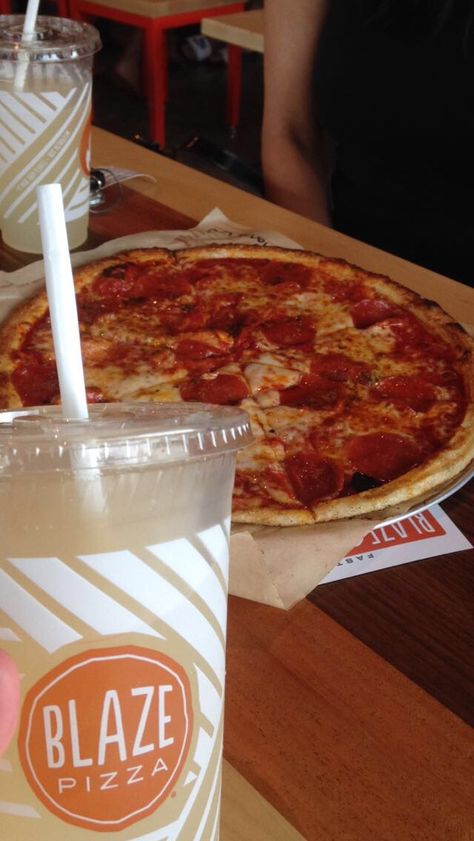 Blaze Pizza, Gifts Board, Pizza Lunch, Beach Food, Usa Florida, Beach Meals, Pizza Pizza, Life Aesthetic, Recipes Keto