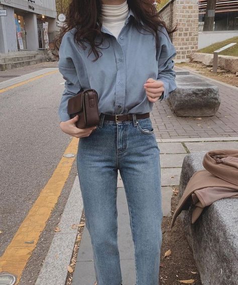 Turtle Neck With Shirt Over, Japan Style Outfits Casual, Turtle Neck Outfit Ideas, Blue Shirt Blue Jeans, White Turtle Neck, Korean Casual Outfits, Elegante Casual, Mode Casual, Trend Fashion