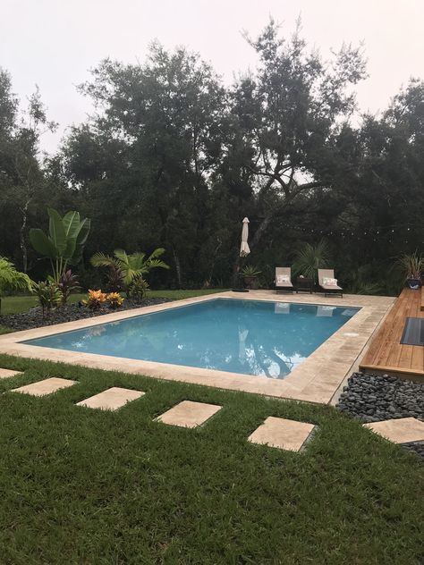 Travertine pool deck with pavers stepping stones. Tropical landscaping Stepping Stones Around Pool, Stones Around Pool, Stone Stepping Stones, Pavers Around Pool, Stone Around Pool, Travertine Pool Deck, Travertine Pool Decking, Pool Deck Decorating Ideas, Pool Deck Decorations